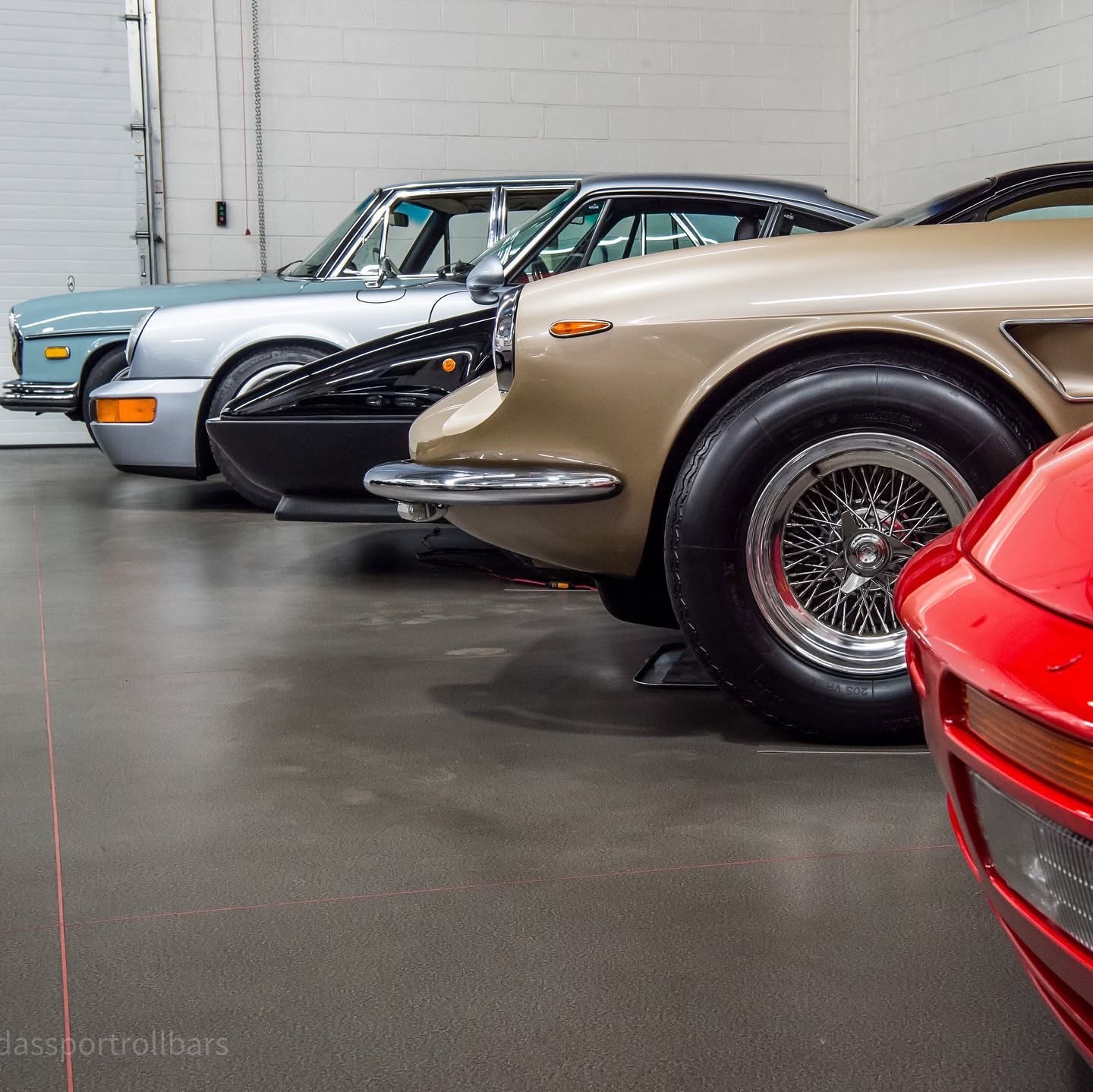 Classic Porsche and vintage sports cars lined up in the DAS Sport shop